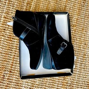 Trotter’s 11W black suede women ankle boots low wedges in great condition.